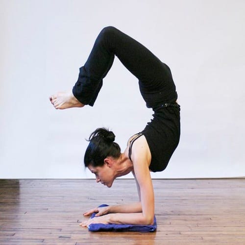 Benefits of Vrschikasana Blood circulation becomes smooth, relief from stomach disease