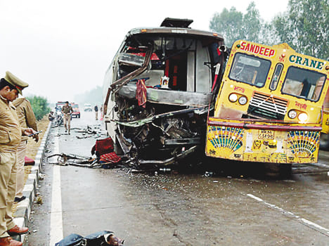 हाईवे पर खड़ी दुघर्टनाग्रस्त बस और क्रेन।