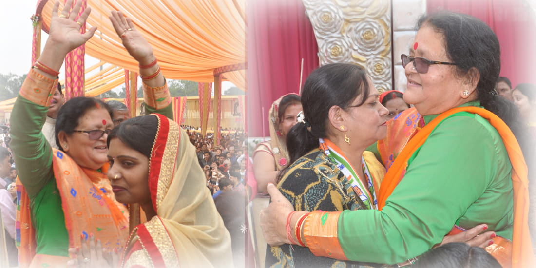 Kanpur Mayor Pramila Pandey lovingly instructed women member