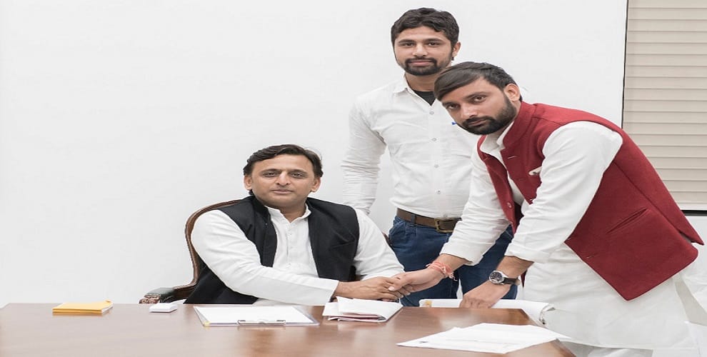 Akhilesh gave Gaurav Pradhan, who showed black flags to Yogi