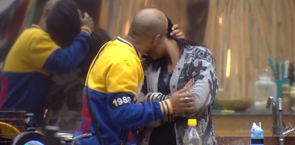 Akash Dadlani kisses repeatedly Arshi Khan in Bigg Boss house