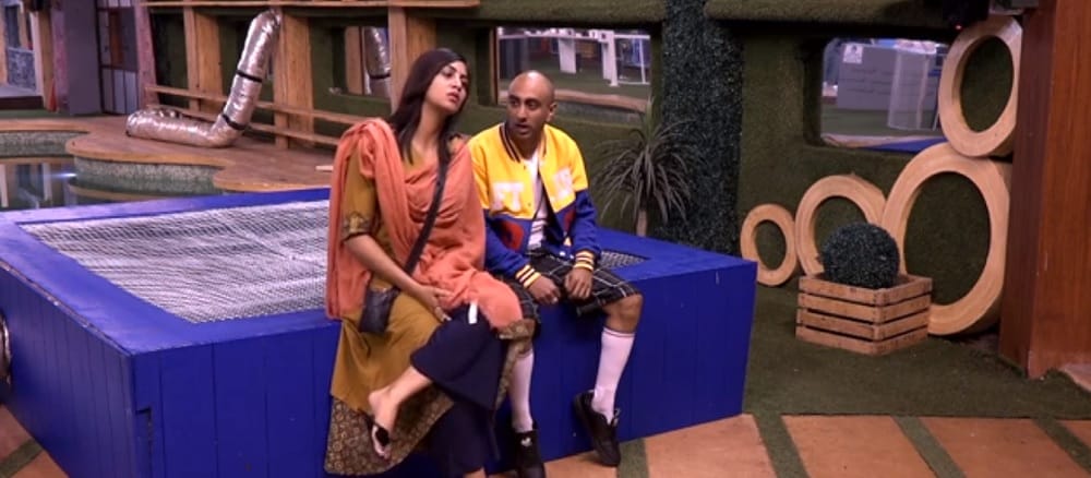 Akash Dadlani kisses repeatedly Arshi Khan in Bigg Boss house