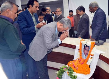 Ambulence not provide to BHU former VC lalji singh in airport