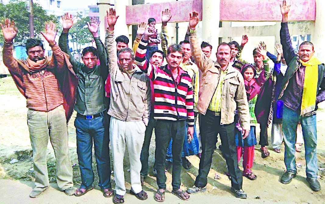 Kanshiram colony residents who have been drinking water for three days