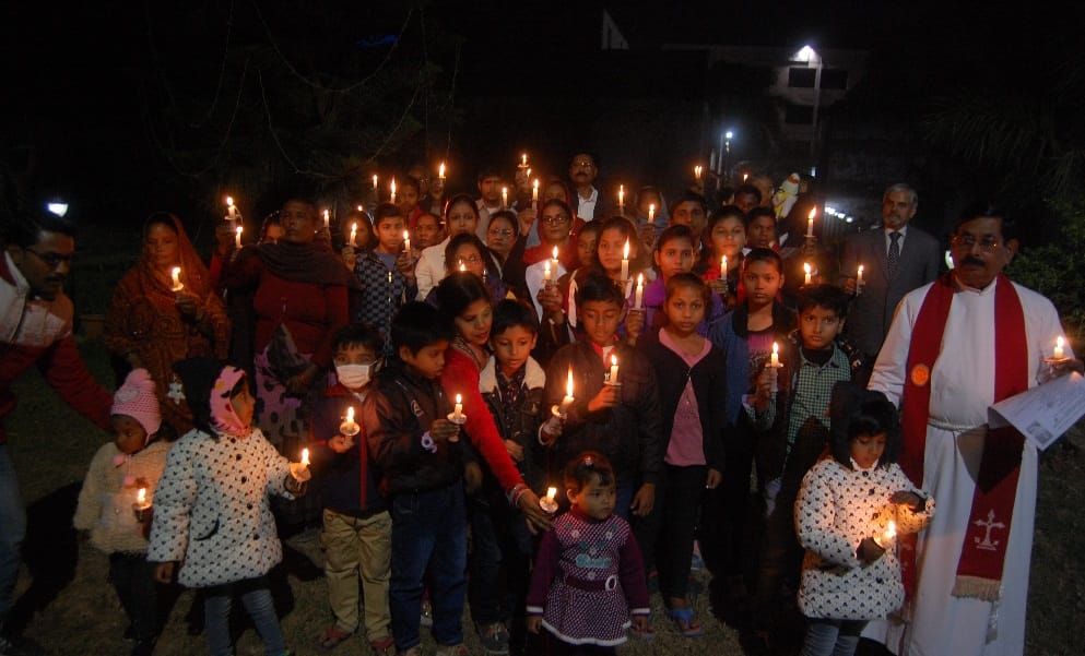 क्राइस्ट चर्च में हुई कैंडल लाइट सर्विस