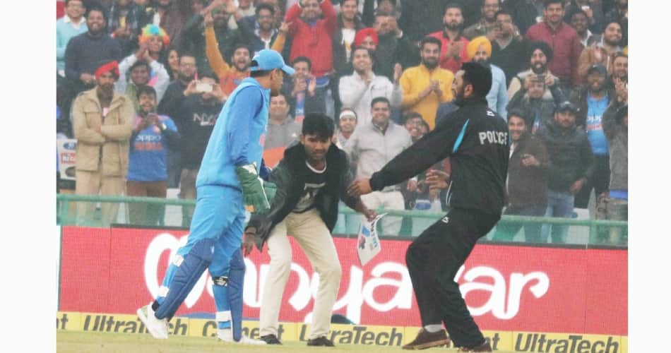 a fan enters in ground and touches dhonis feet in second odi between team india and sri lanka