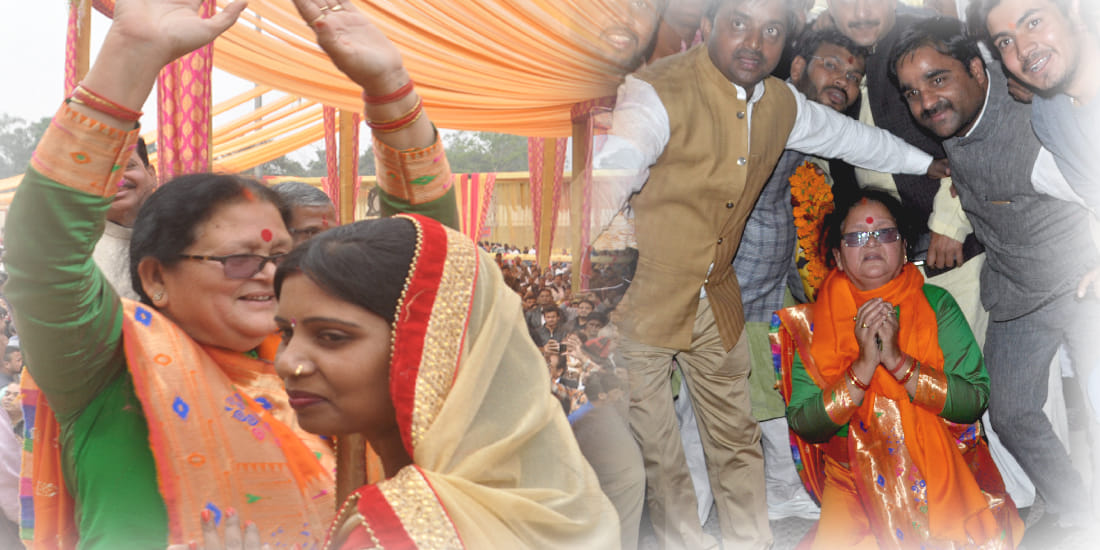 Kanpur Mayor Pramila Pandey lovingly instructed women member