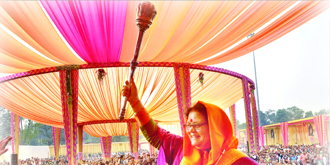Kanpur Mayor Pramila Pandey lovingly instructed women member