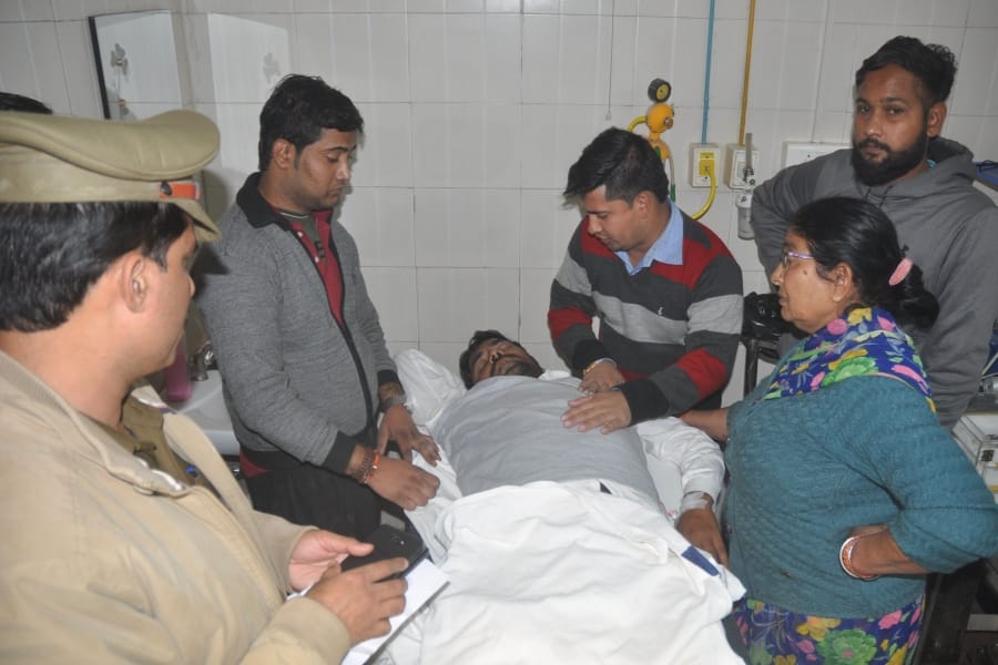 loot in agra from finance company employee  