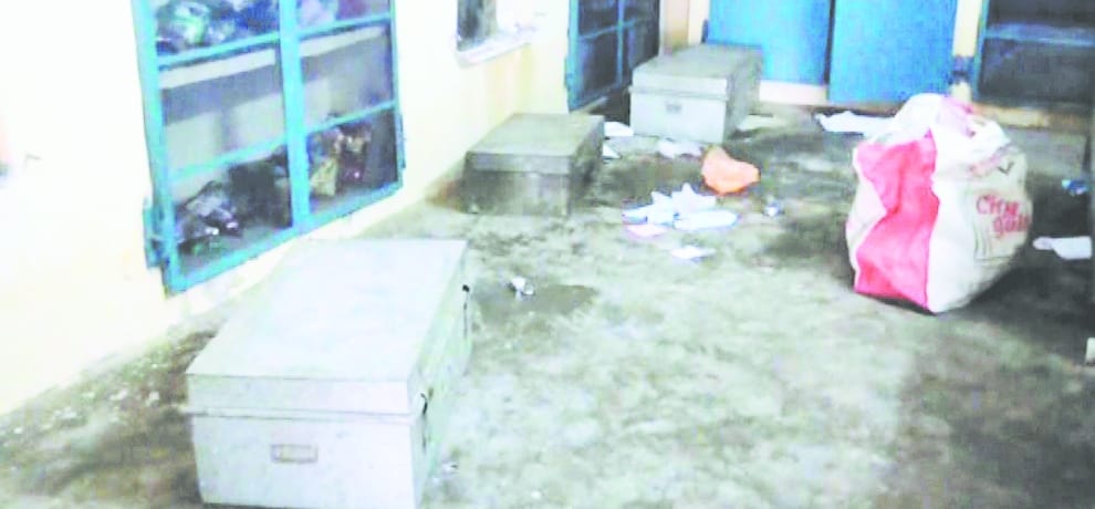masked robbers looted temple by made the priests and devotees hostage