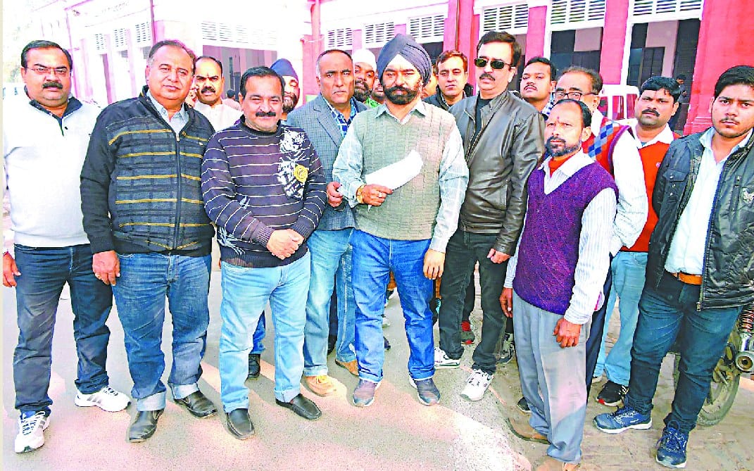फाइनेंस कंपनी के खिलाफ व्यापारियों ने किया प्रदर्शन