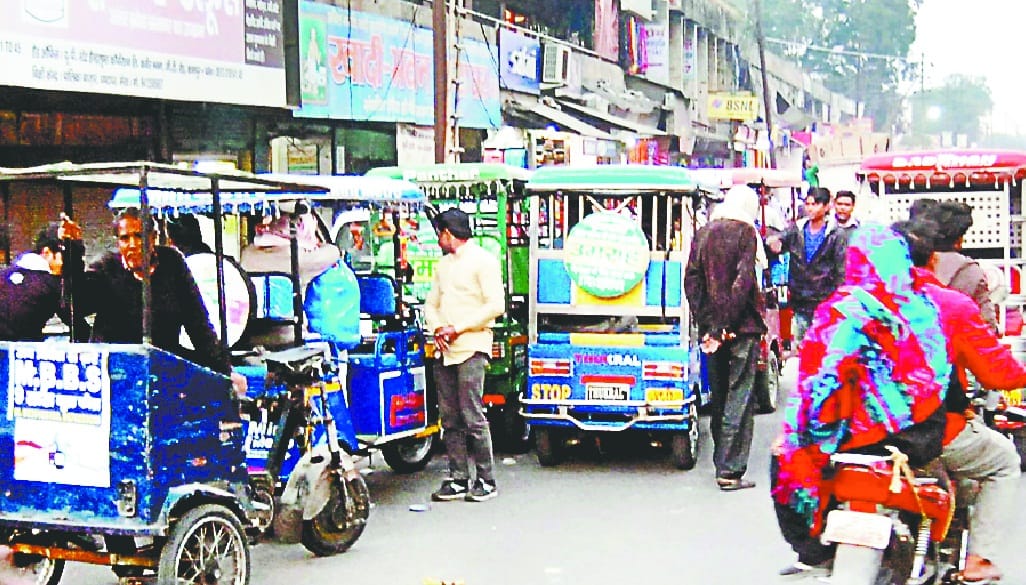 16 lakh ki aabadi par bhaari avaidh parking