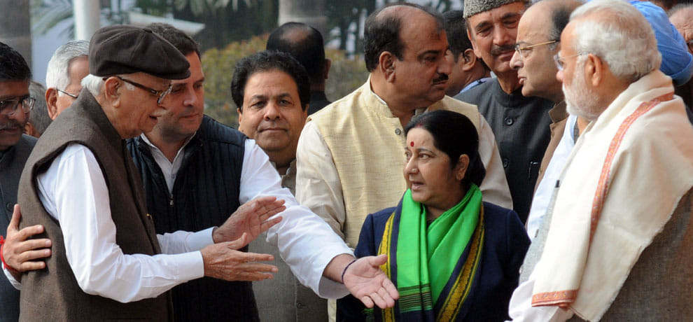 when lal krishna advani sit between sonia gandhi and manmohan singh what does it mean