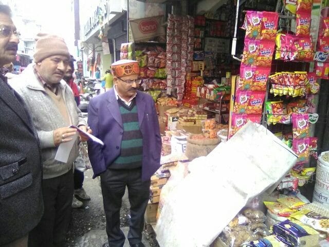 तहसीलदार की अगुवाई में कमेटी ने खदेड़े अतिक्रमणकारी
