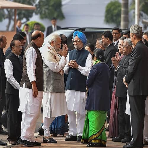 After Gujarat elections campaigning ended PM Modi and Manmohan Singh shaking hands