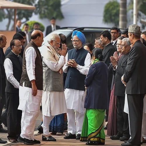After Gujarat elections campaigning ended PM Modi and Manmohan Singh shaking hands
