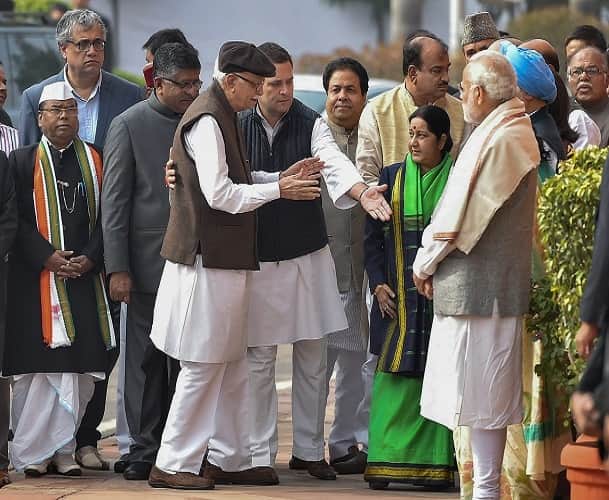 After Gujarat elections campaigning ended PM Modi and Manmohan Singh shaking hands