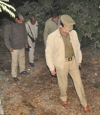 loot in agra from finance company employee  