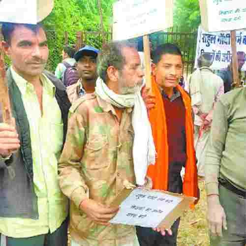 protest of farmers against rahul gandhi in amethi
