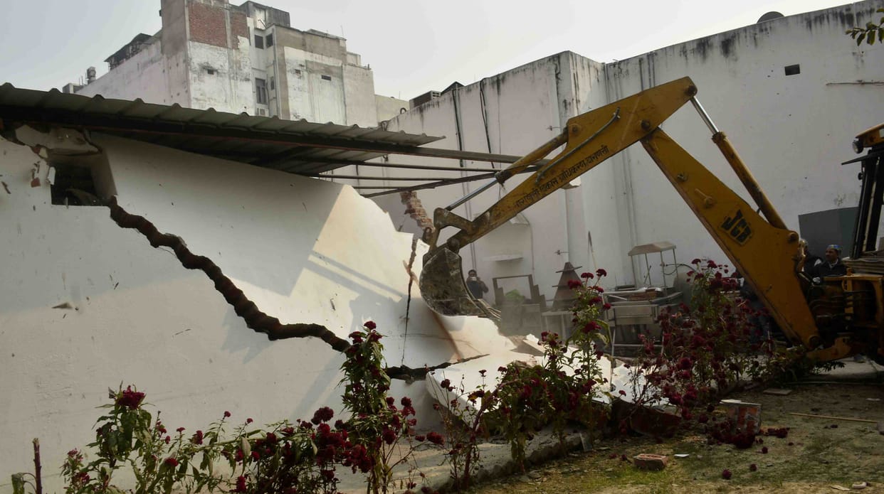 varanasi administration take action against encroachment 