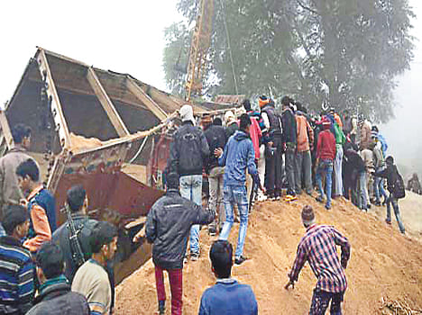 Maorang ladda truck khote reflex, death of shopkeeper