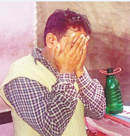 छात्राओं को अश्लील वीडियो दिखा रहा था, लोगों ने पीटा
