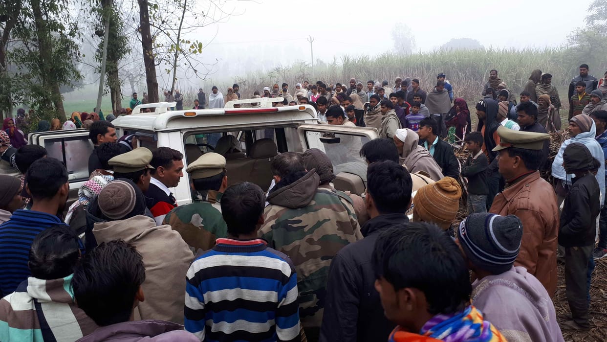 police in tjre circle of question to see the condition of place