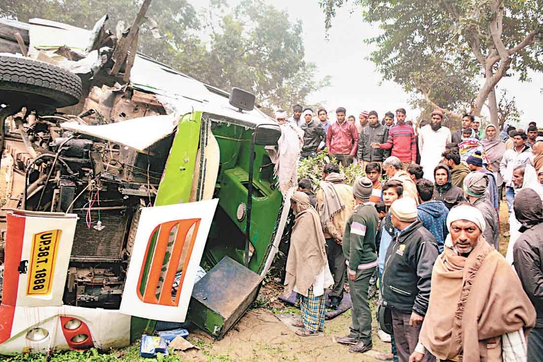 Bus collides with passengers and overturns, 7 injured passengers