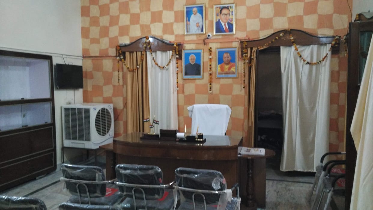 photo of modi and yogi hanged in nagar palika