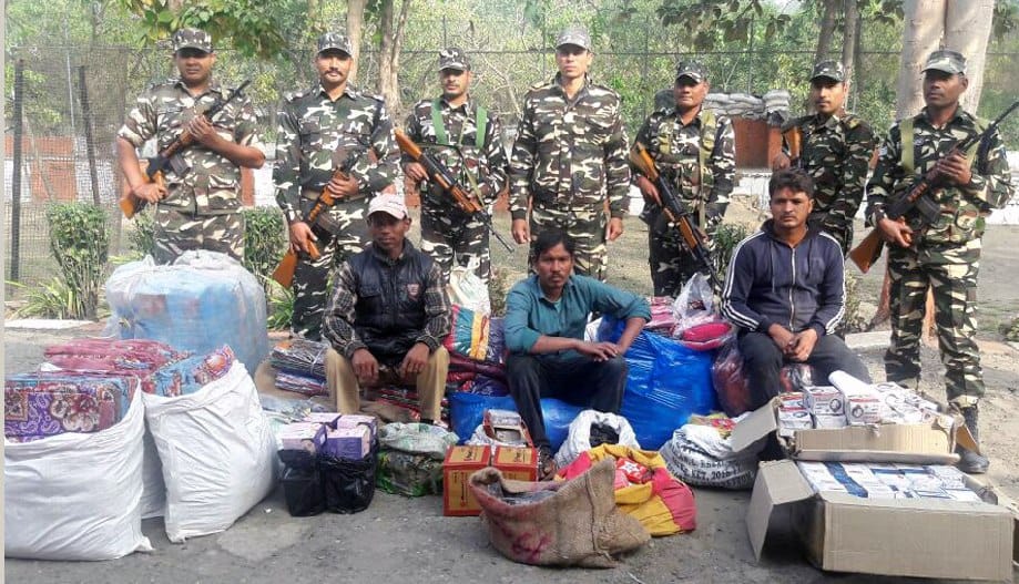 लाखों के माल सहित एसएसबी ने तीन तस्करों को दबोचा