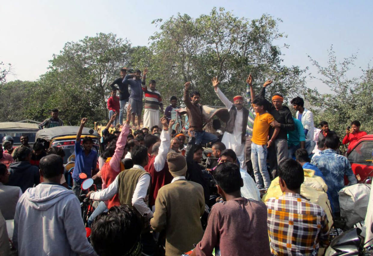 बाढ़ पीड़ितों ने पचलड़ी चौराहे पर किया सड़क जाम