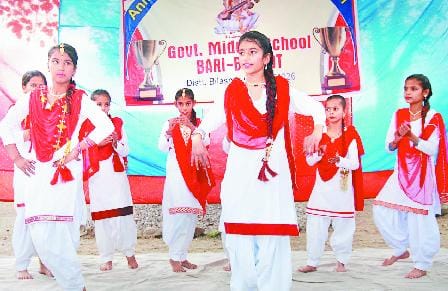 बाड़ी भगोट में भंगड़ा पेश कर मचाया धमाल