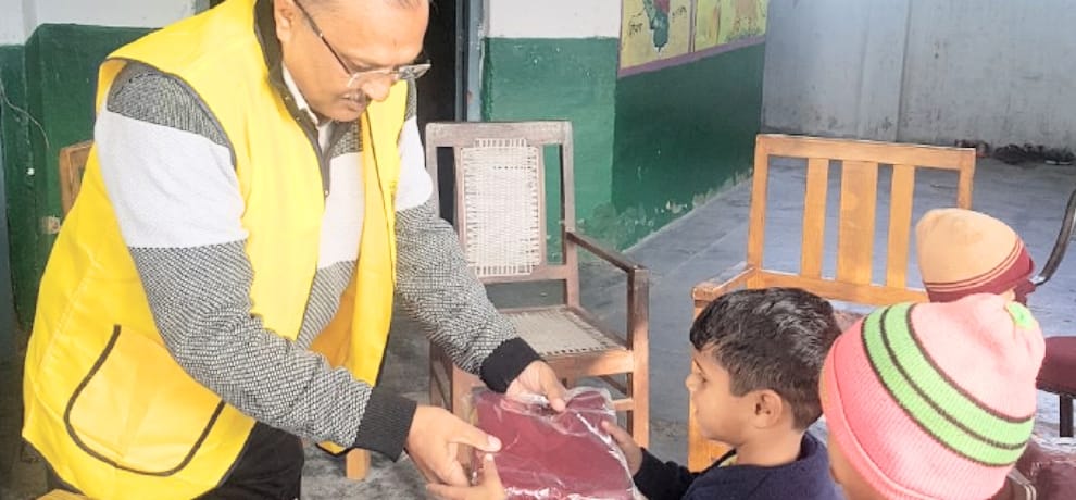 भारापुर स्कूल के बच्चों को दिए गर्म वस्त्र