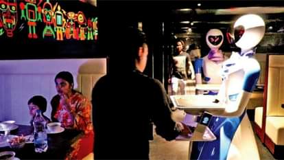 restaurant named as MOMO employed robots as 'waiters' to serve food to their guests in chennai