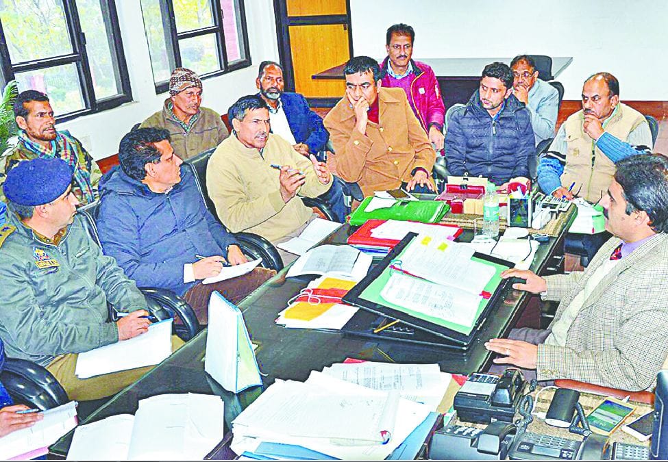 जिला विकास आयुक्त ने डिजास्टर मैनेजमैंट की बैठक बुला अधिकारियों को दिए लोगों को उचित