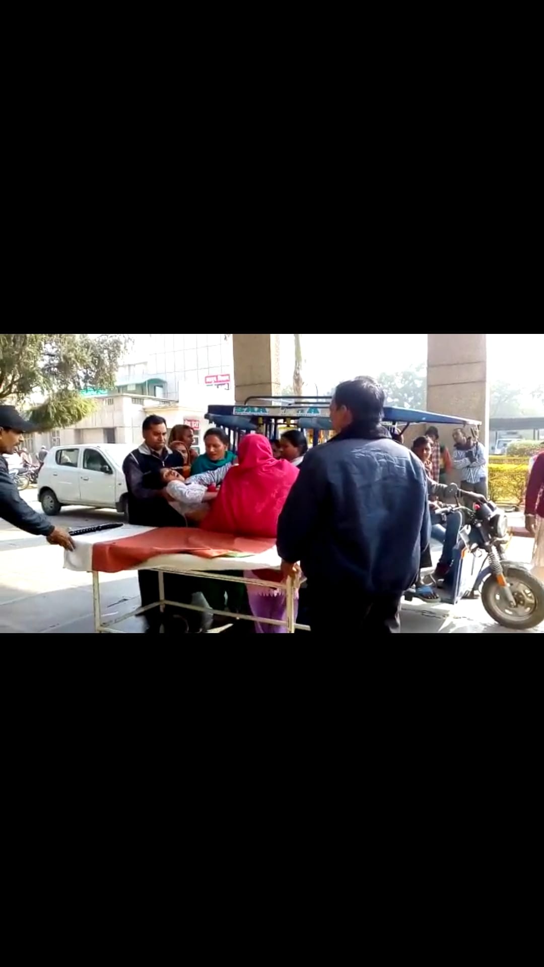 A woman delivered baby on e rickshaw in Lucknow.