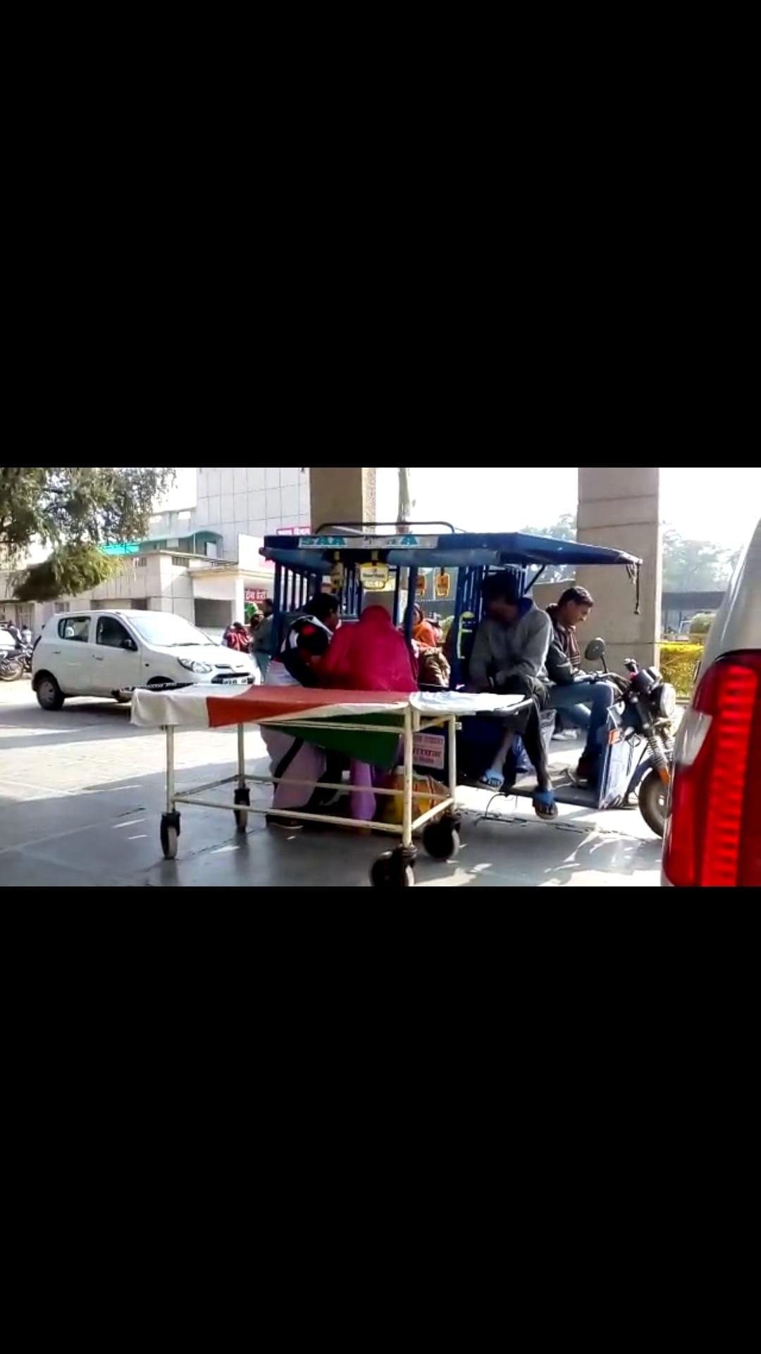 A woman delivered baby on e rickshaw in Lucknow.