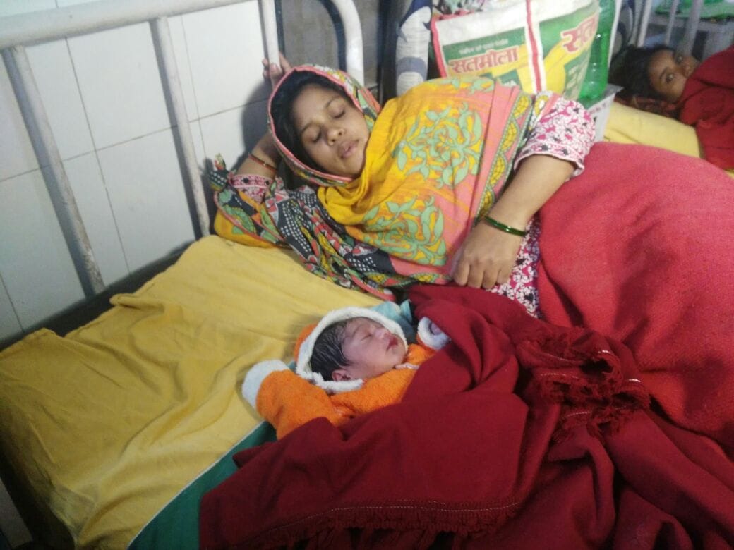 A woman delivered baby on e rickshaw in Lucknow.