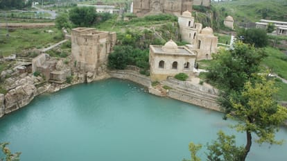 agra red stone is used in katasraj temple pakistan 