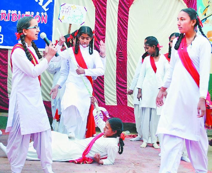 दीक्षा बनी स्टूडेंट ऑफ द ईयर