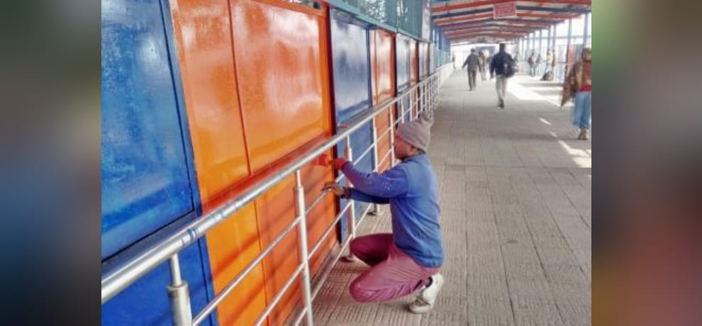 new delhi railway station to be painted in saffron colour
