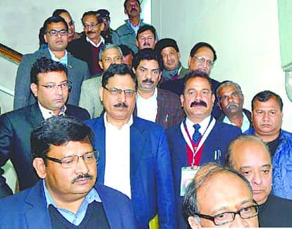 नैनीताल एटीआई में नैनी झील संरक्षण को लेकर हुई बैठक में भाग लेकर लौटते मुख्य सचिव उत्पल कुमार व अन्य अधिकारीगण।