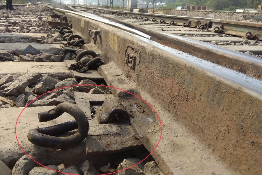 pendrol clips of railway track found open in daliganj in lucknow