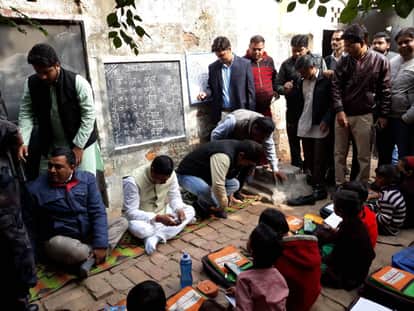 schedule caste commission chairman ramshankar katheria stage protest in agra 