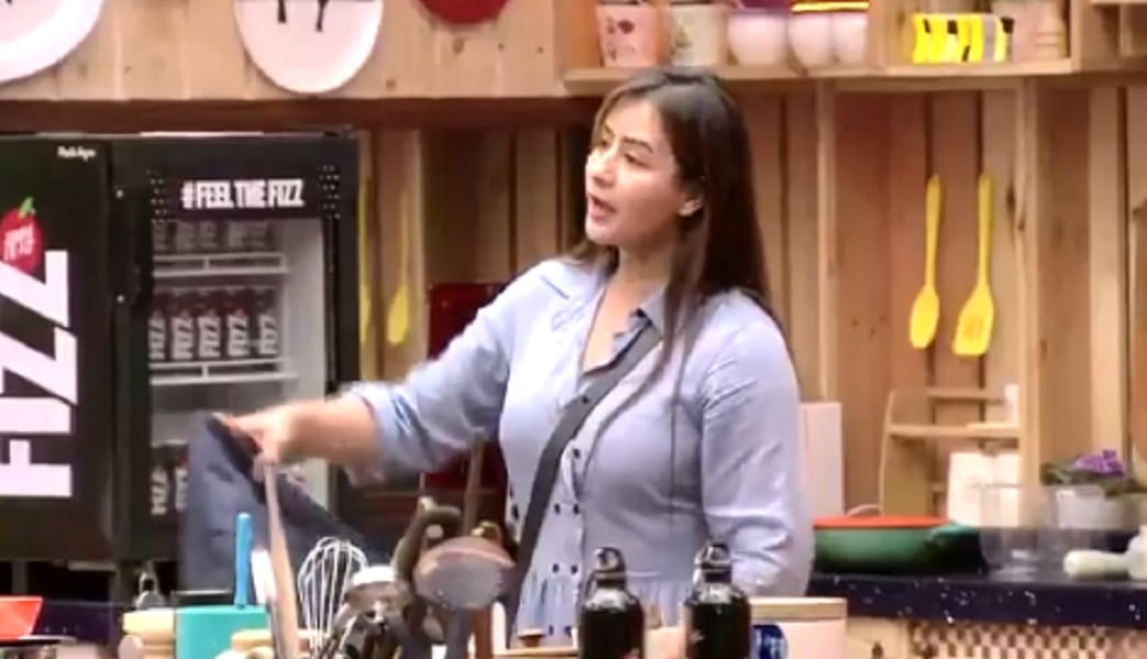Bigg Boss 11 contestant Arshi Khan reveals Shilpa Shinde secret to Hina Khan