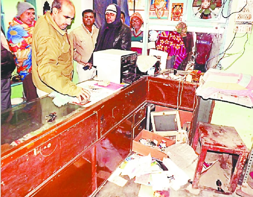 Thieves raised five shutter shutters in one night