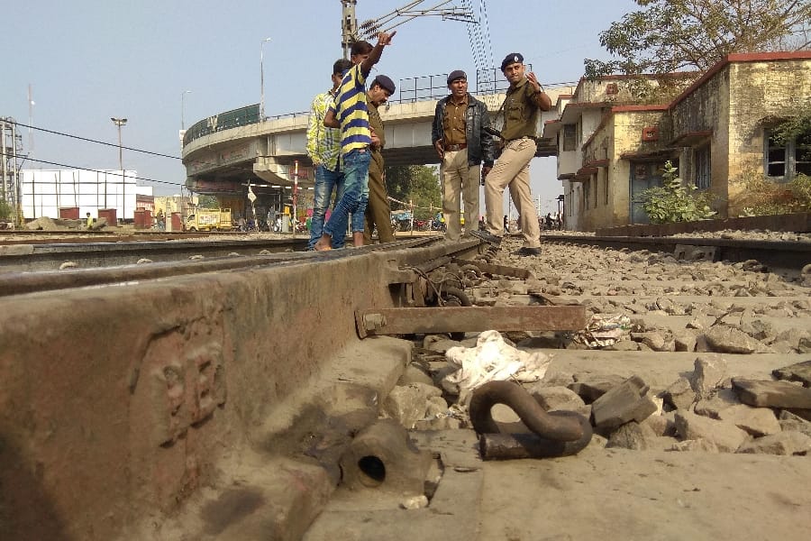 two brother dies after hit by train in Jaunpur