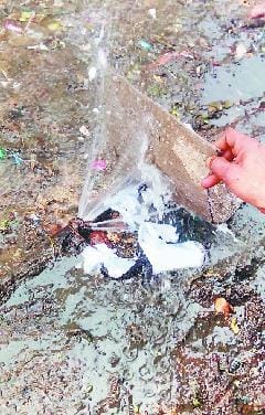 पानी के पाइप टूटे, व्यर्थ बह रहा पानी