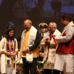 छात्रा को मेडल देते राष्ट्रपति कोविंद।