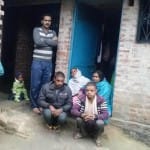 गनेश की मौत पर विलाप करते घरवाले।